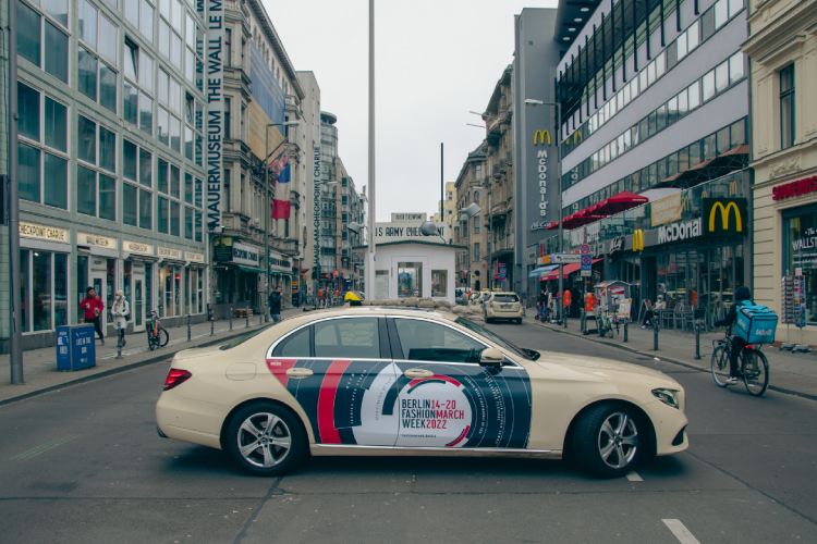 Darna Immobilien Werbung Taxiwerbung Kudamm